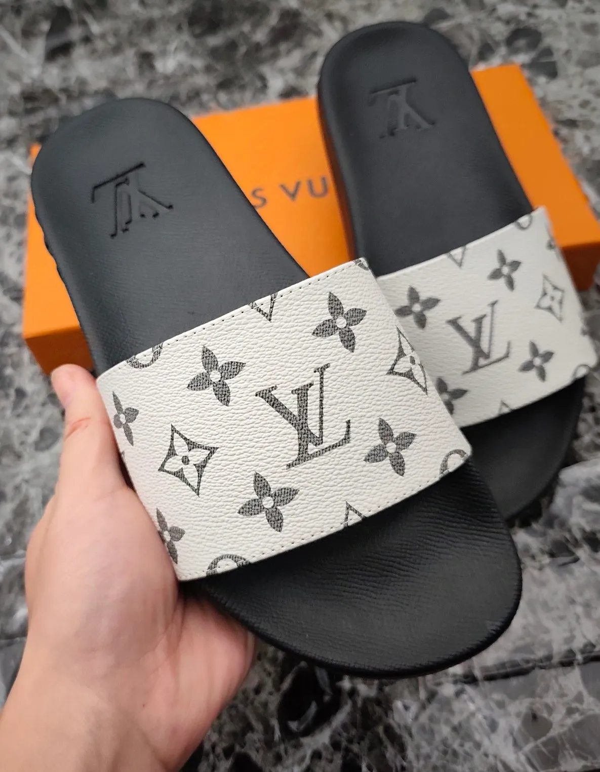 👟👟Ex-factory price 260👟👟 (available all year round), same style for men and women, size 35--48. Couple style🎗Louis Vuitton "LV" slippers, a much-anticipated one, so beautiful that it will melt your hearts❤! It is simply a masterpiece of extraordinary craftsmanship. It is a must-have for everyone. It is made by open mold. It feels Q-bounce and super soft on the feet. It is super delicate on the feet. It is an exclusive model. There are many layouts, so there is always one you like🎉🎉